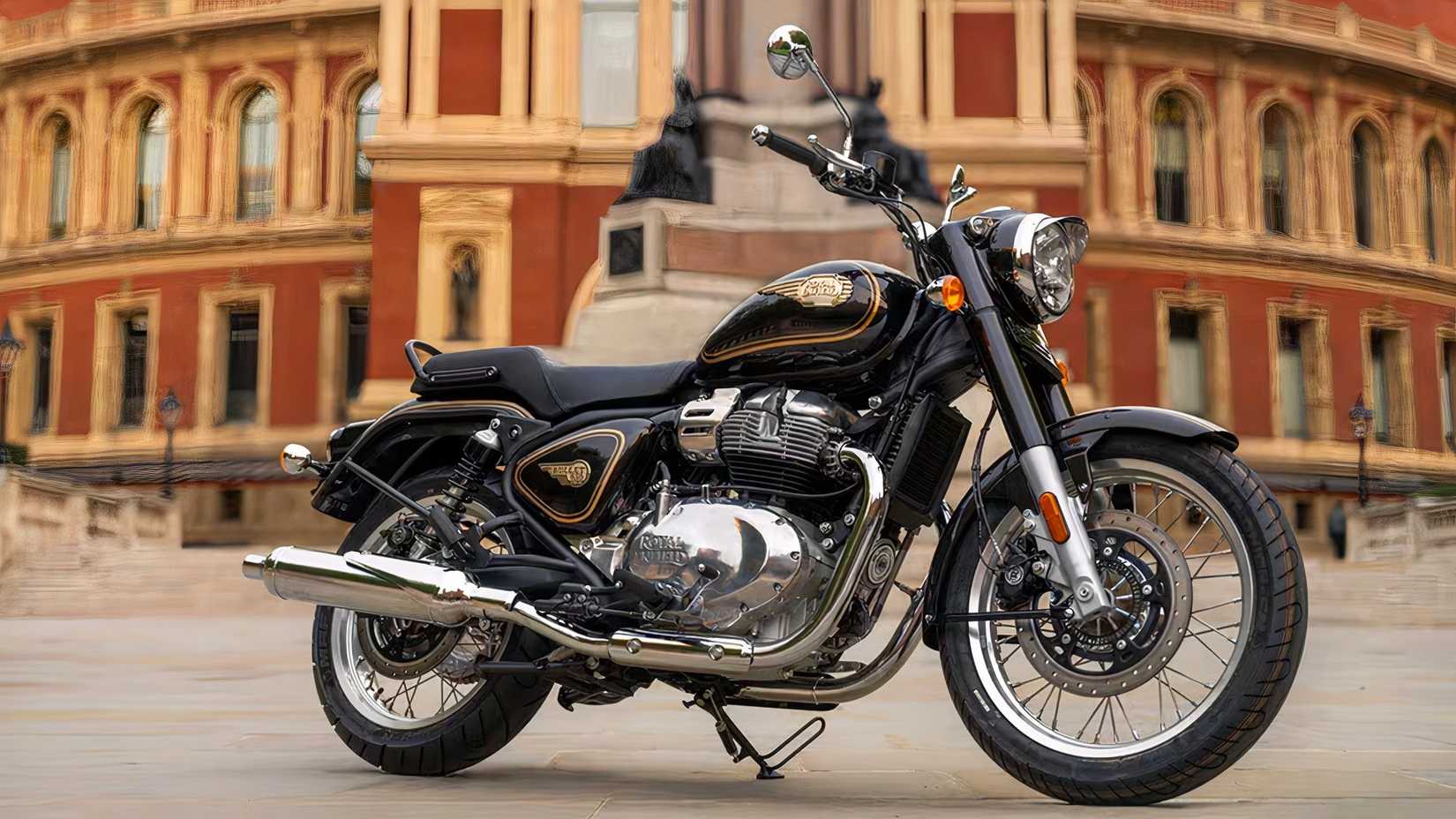 Royal Enfield Bullet 650 estacionado ao ar livre