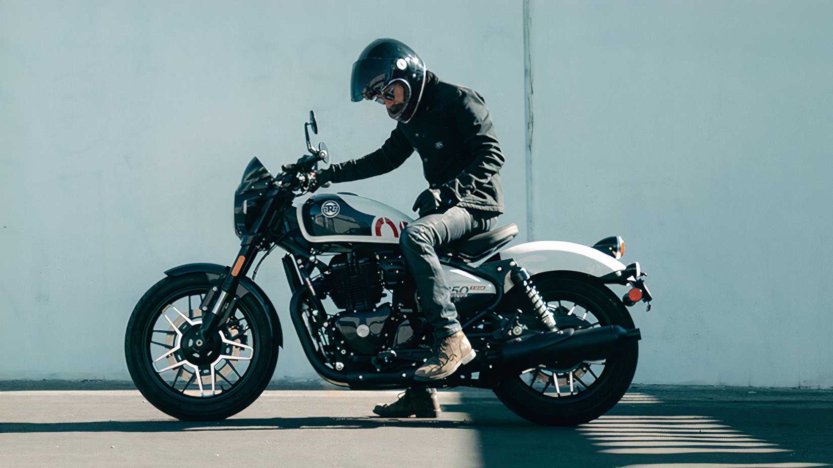 Foto dinâmica do estilo de vida da Royal Enfield Shotgun 650