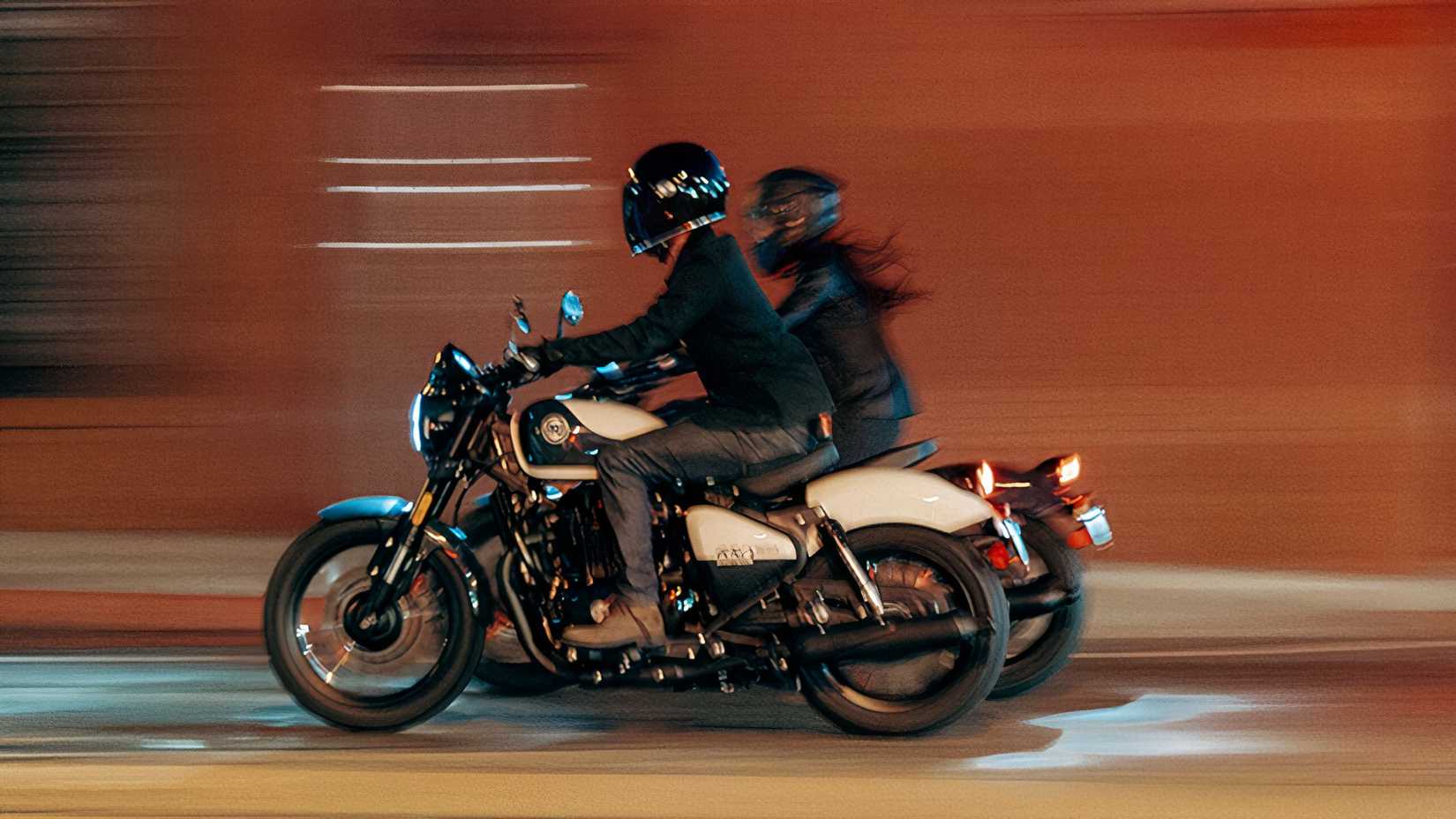 Royal Enfield Shotgun 650 andando em um ambiente urbano