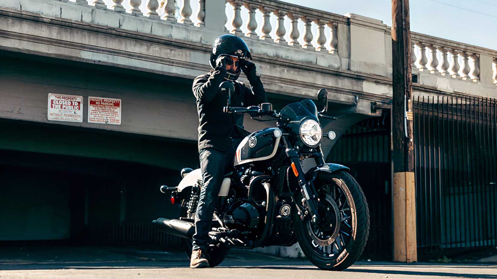 Foto de estilo de vida urbano ao ar livre da Royal Enfield Shotgun 650