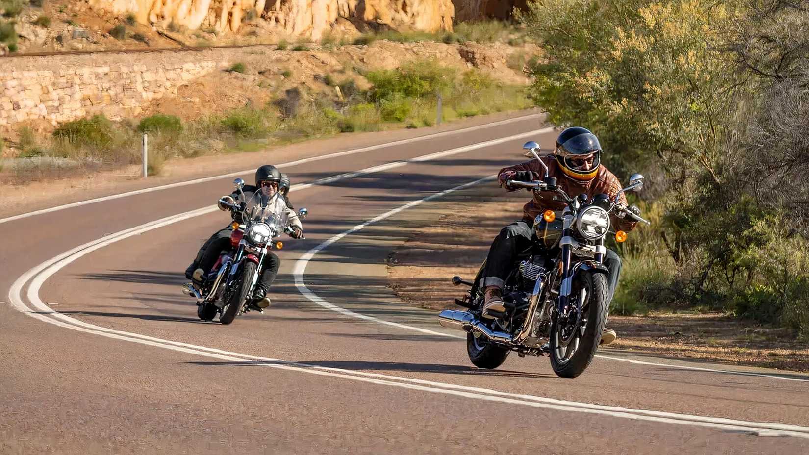 Pilotos encostados em um canto enquanto navegam a bordo do Super Meteor 650