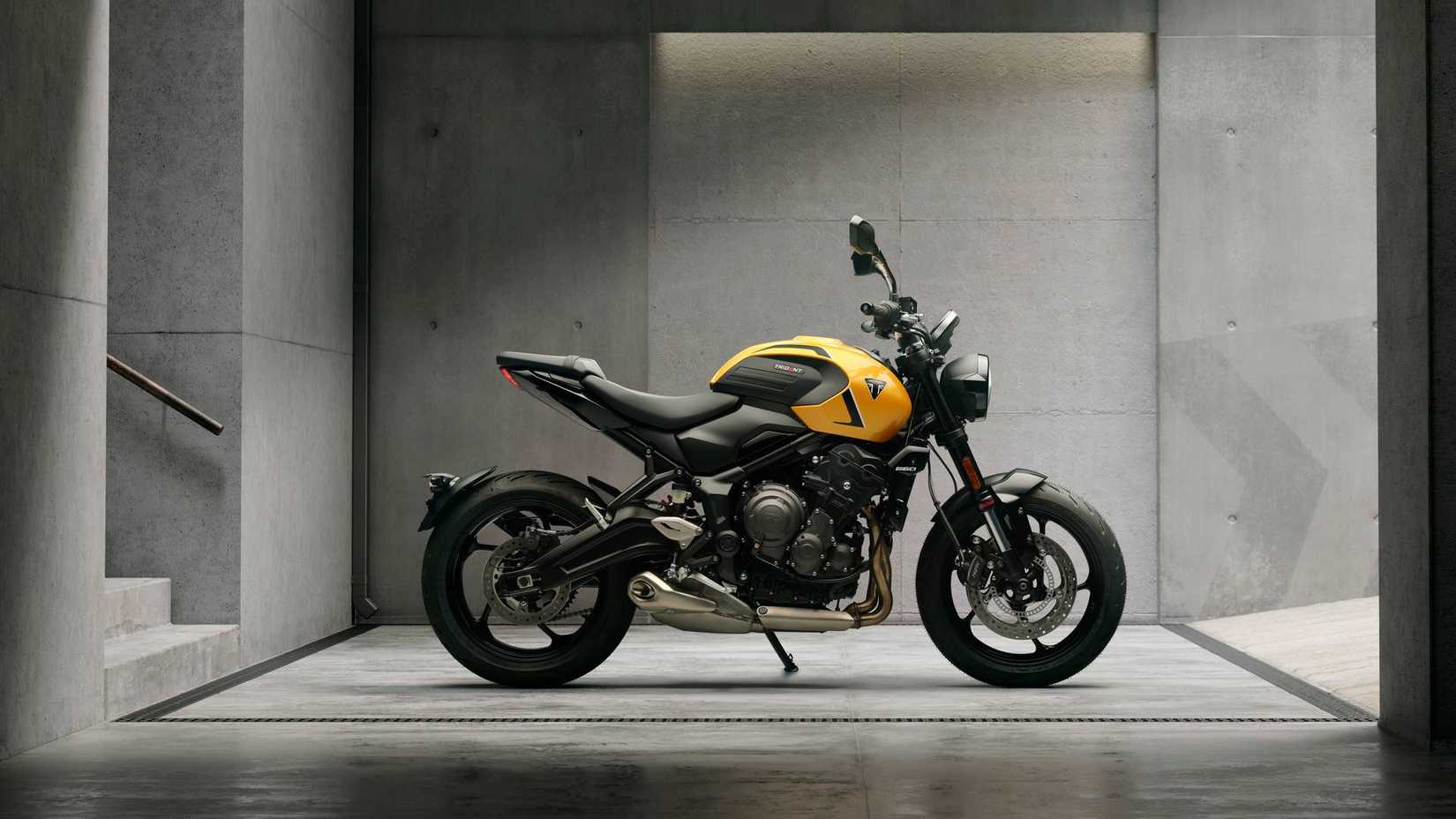 Vista lateral do Cosmic Yellow 2026 Triumph Trident 660
