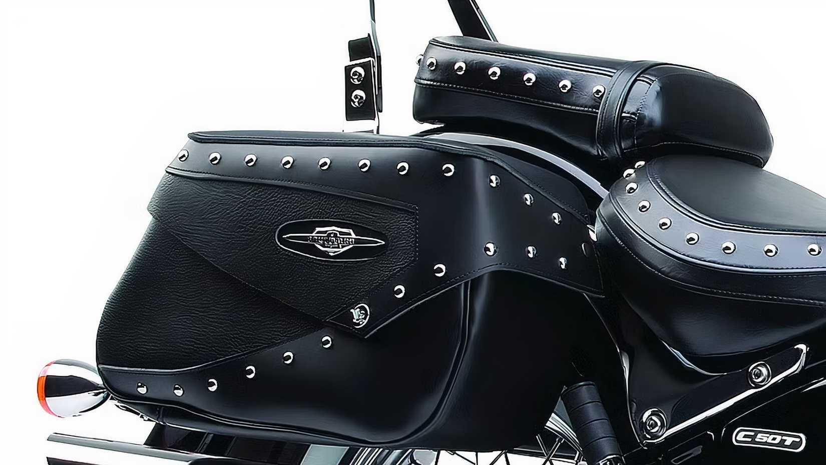Foto detalhada do assento e alforjes do Suzuki Boulevard C50T