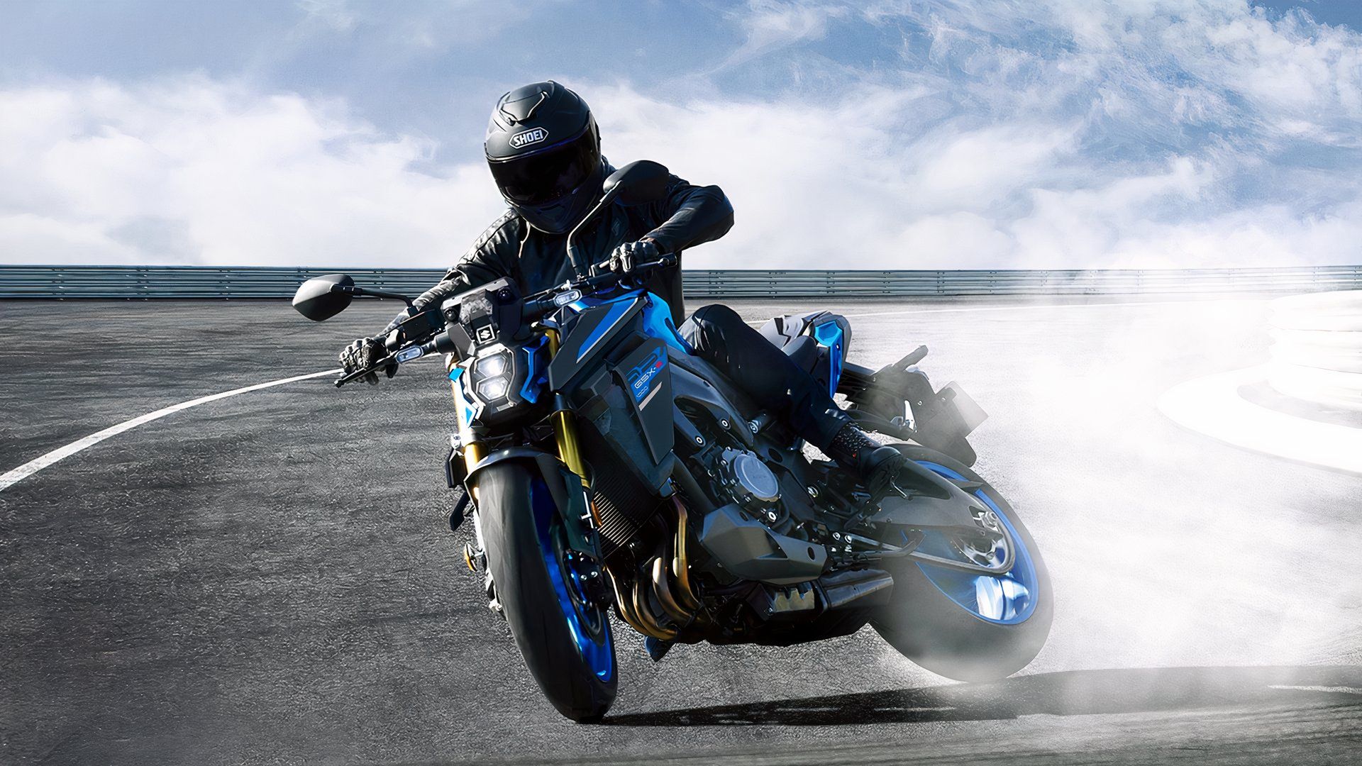 Piloto deslizando uma Suzuki GSX-S1000 lateralmente