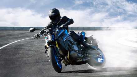Piloto deslizando uma Suzuki GSX-S1000 lateralmente