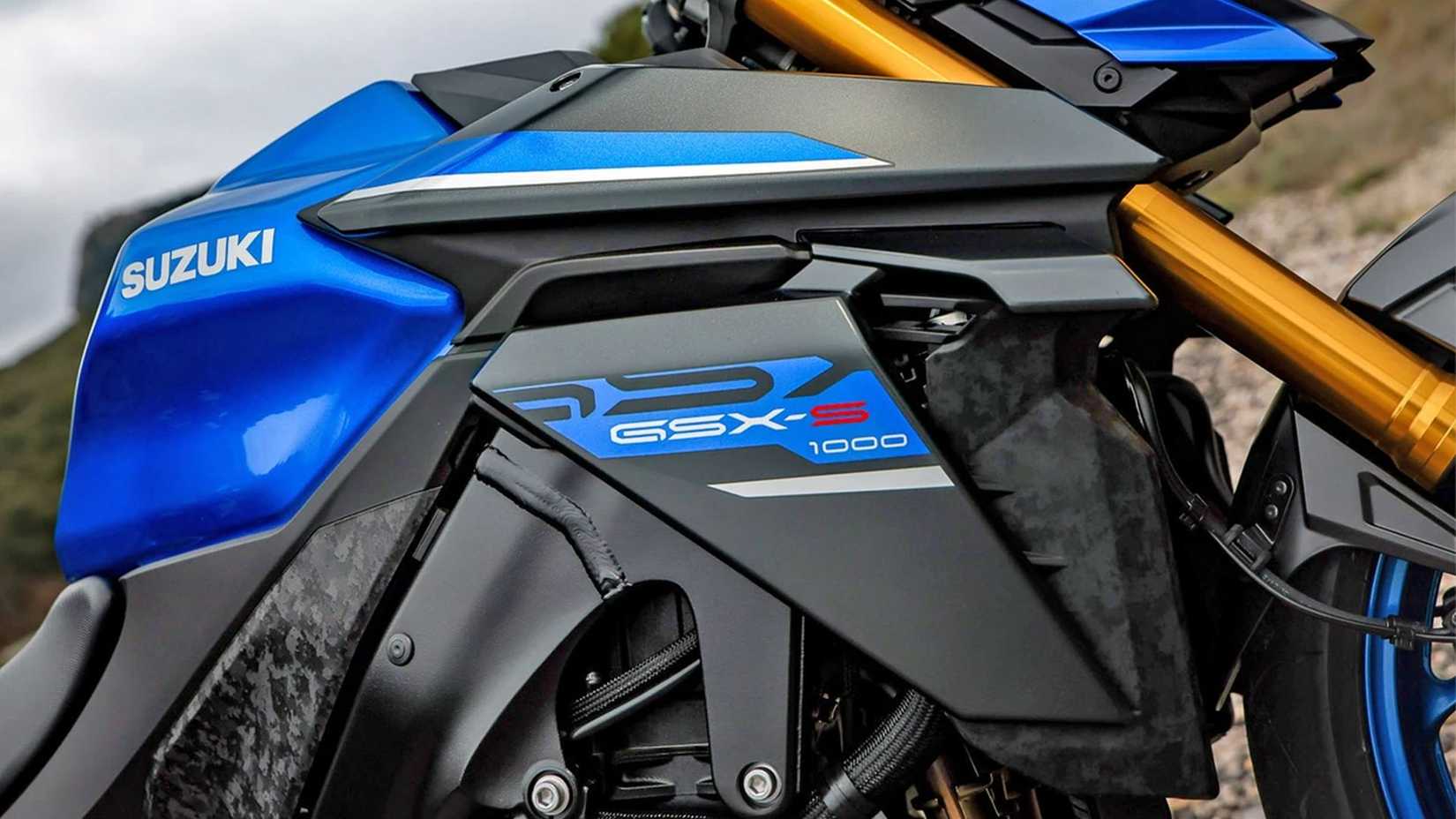 Gros plan sur le réservoir d'une Suzuki GSX-S1000