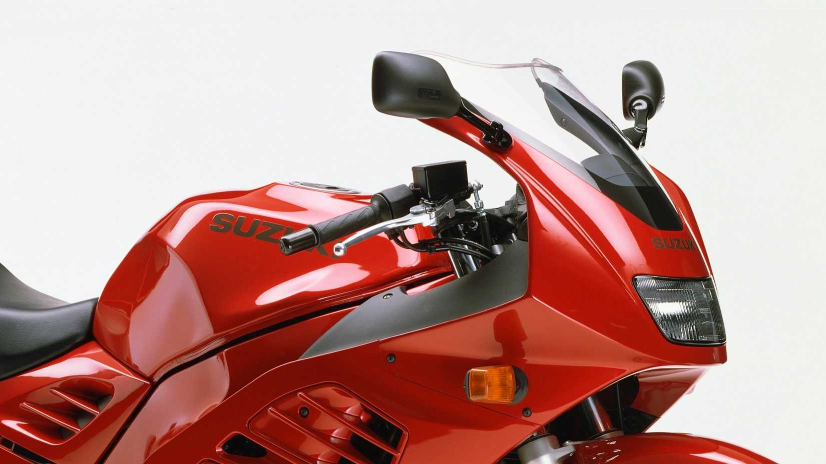Suzuki RF900R front-end detail shot