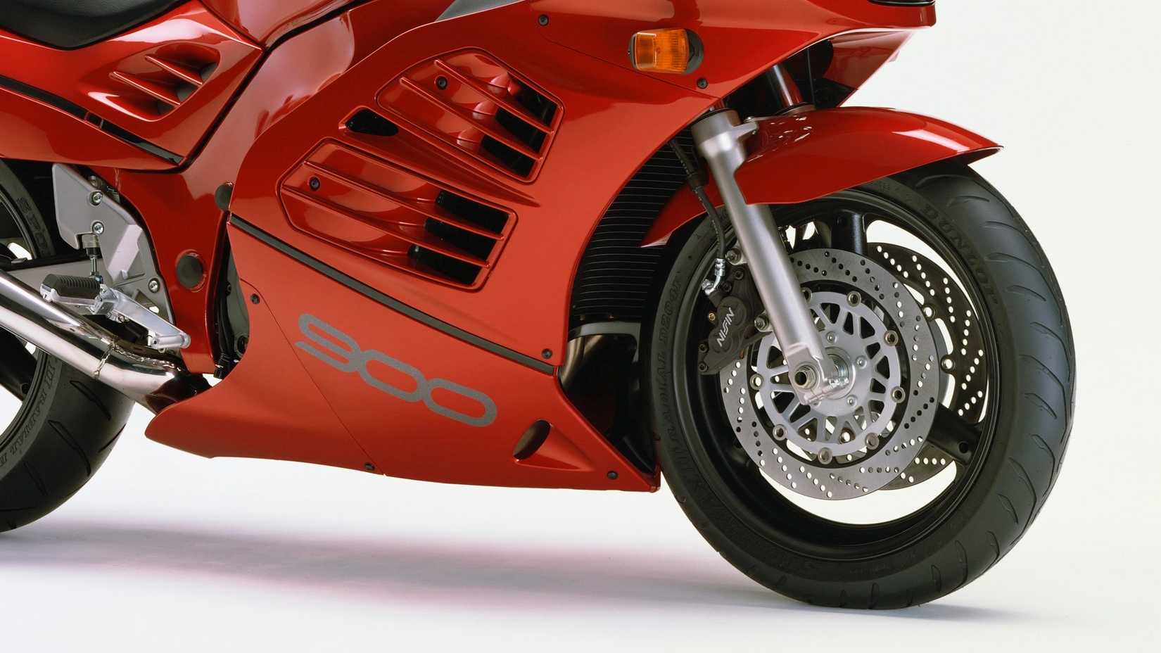 Suzuki RF900R detail shot of the front wheel and side fairing