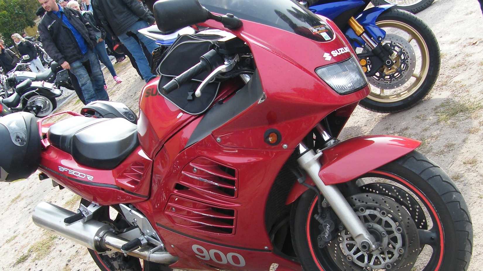 Suzuki RF900R at a bike meet