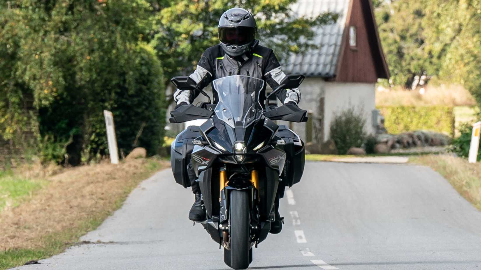 Vista do painel frontal da Suzuki GSX-S1000GX+ 2026