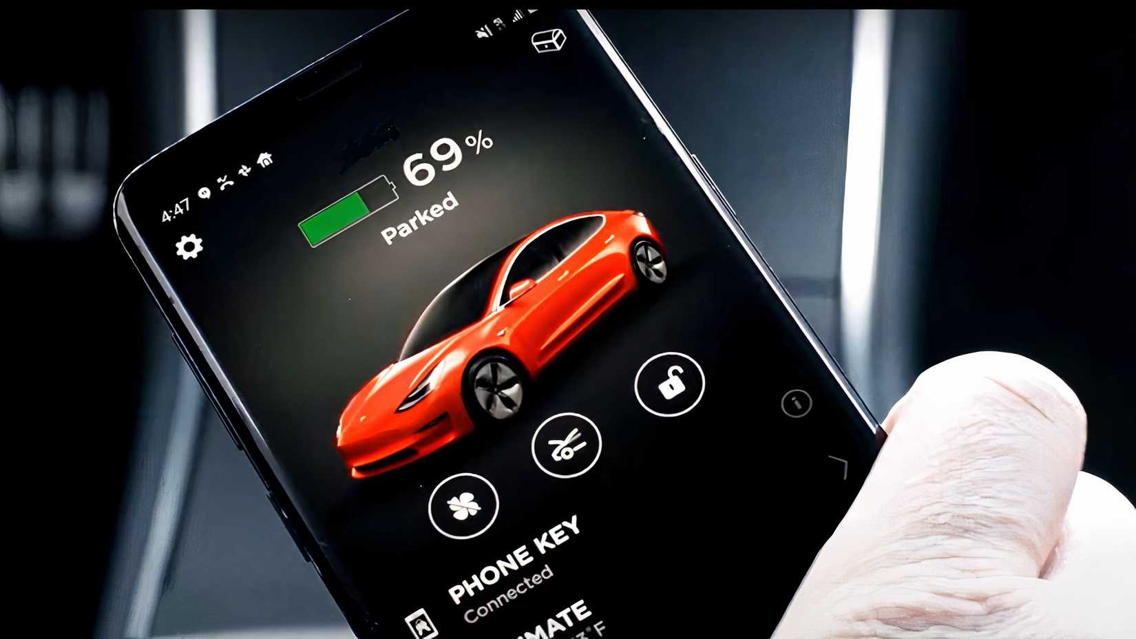 Tesla Mobile App em um smartphone mostrando a tela Phone Key