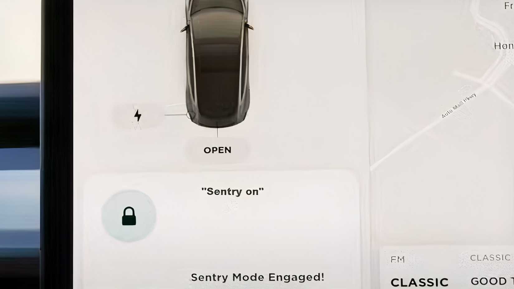 Captura detalhada do interior de um Tesla mostrando a tela central na tela do Modo Sentinela
