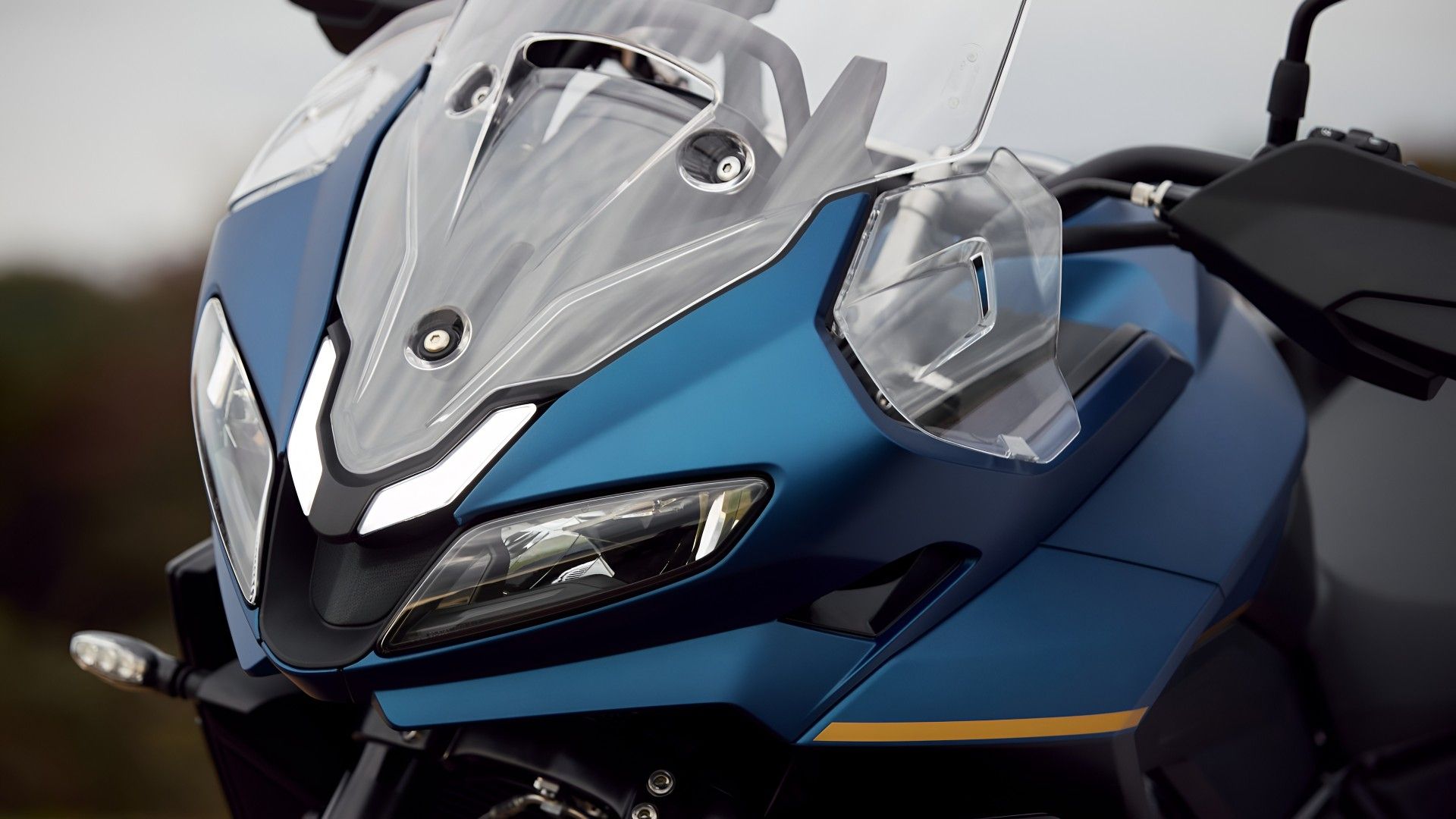 TRIUMPH 青 メーターバイザー 2026 Triumph Tiger Sport 800 Tour: The Touring Motorcycle That