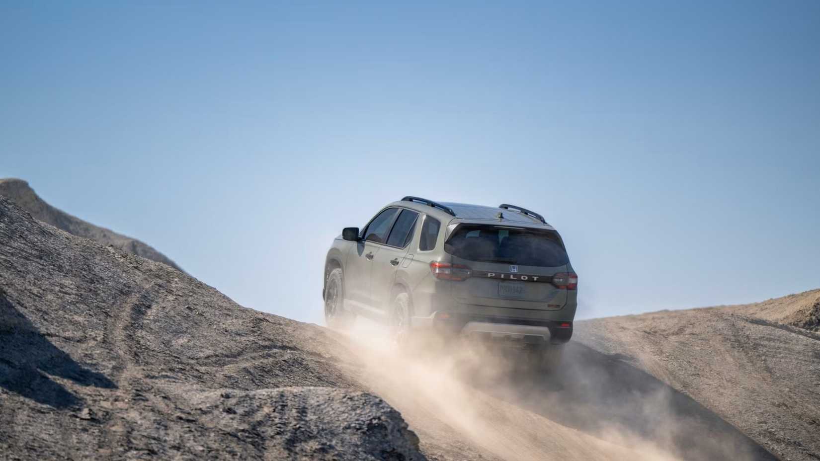 Foto traseira do Honda Pilot 2026 dirigindo off-road