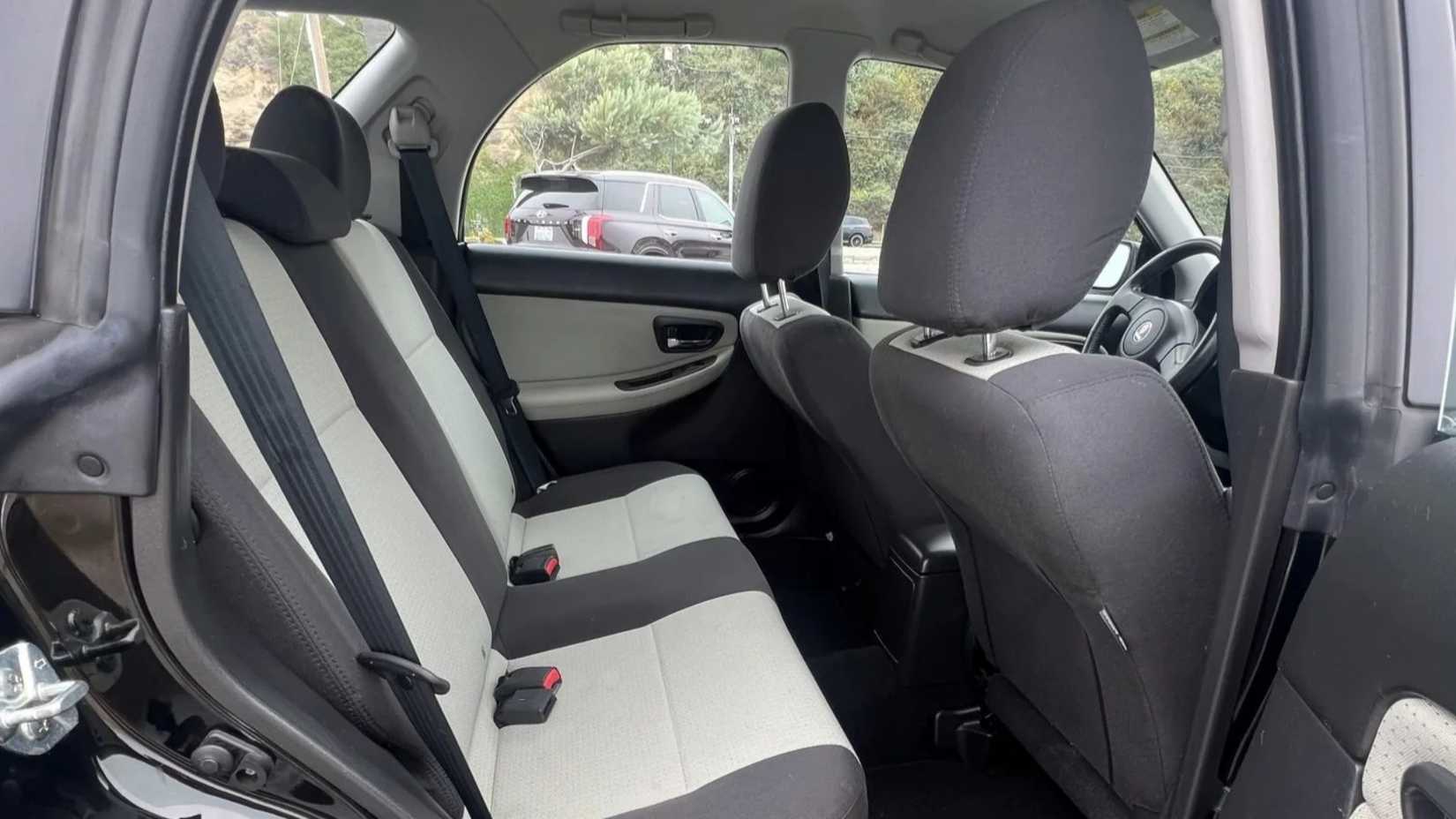 Foto do interior do Saab 9-2x Aero 2005 mostrando os bancos traseiros