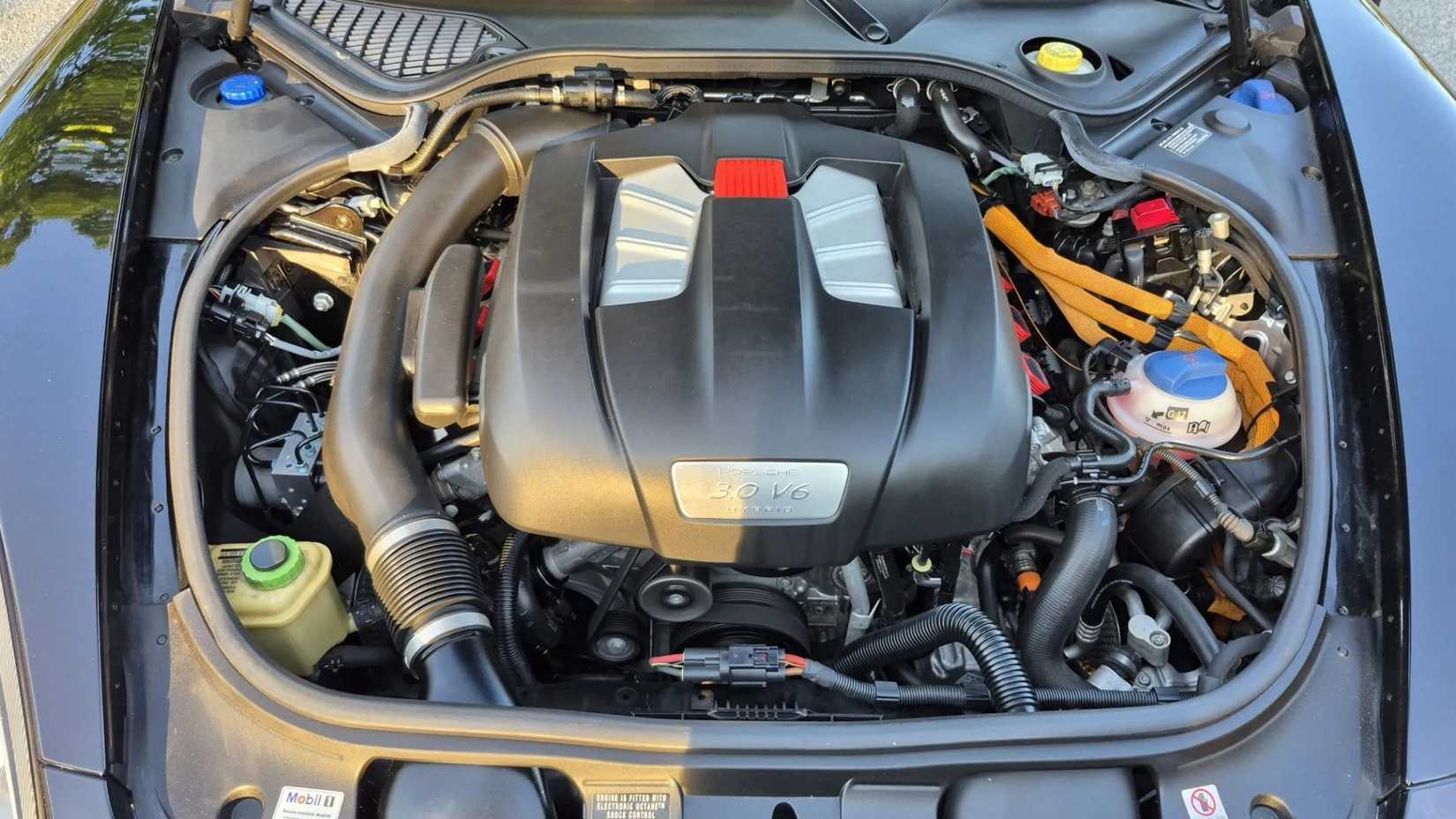 Close de um motor Porsche Panamera S Hybrid 2012