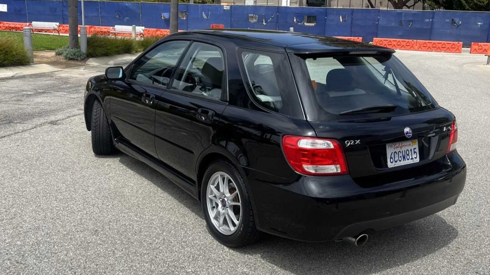 2005 Saab 9-2x Aero traseiro 3/4 tiro estacionado no estacionamento