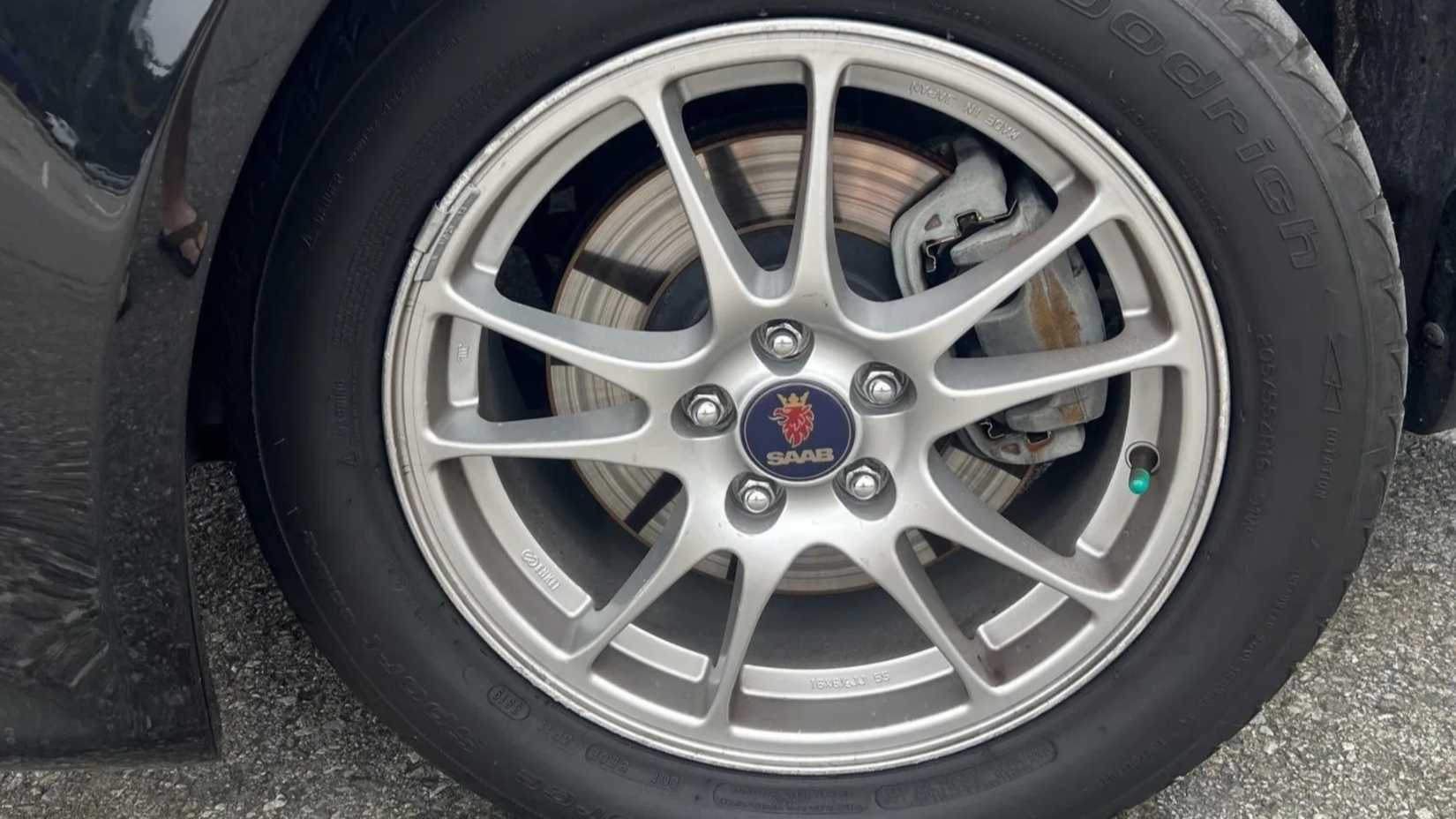 Close-up do volante do Saab 9-2x Aero 2005