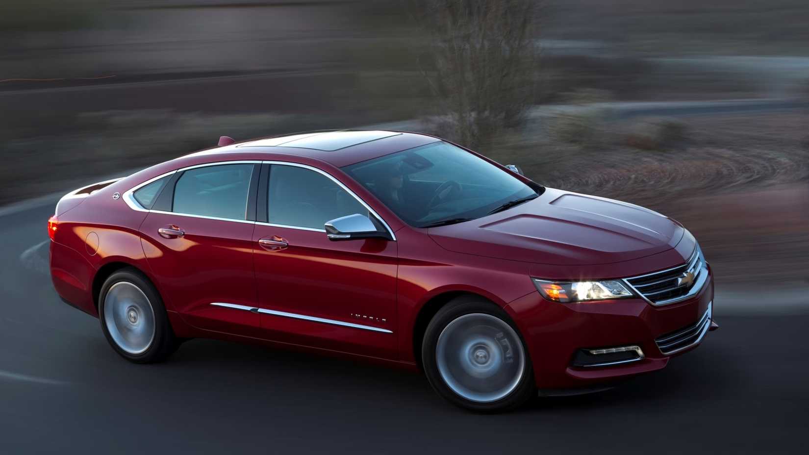 Imagem lateral de um Chevrolet Impala 2020 fazendo curvas em alta velocidade