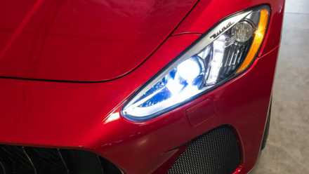 Grande plano frontal do Maserati GranTurismo 2018 do farol