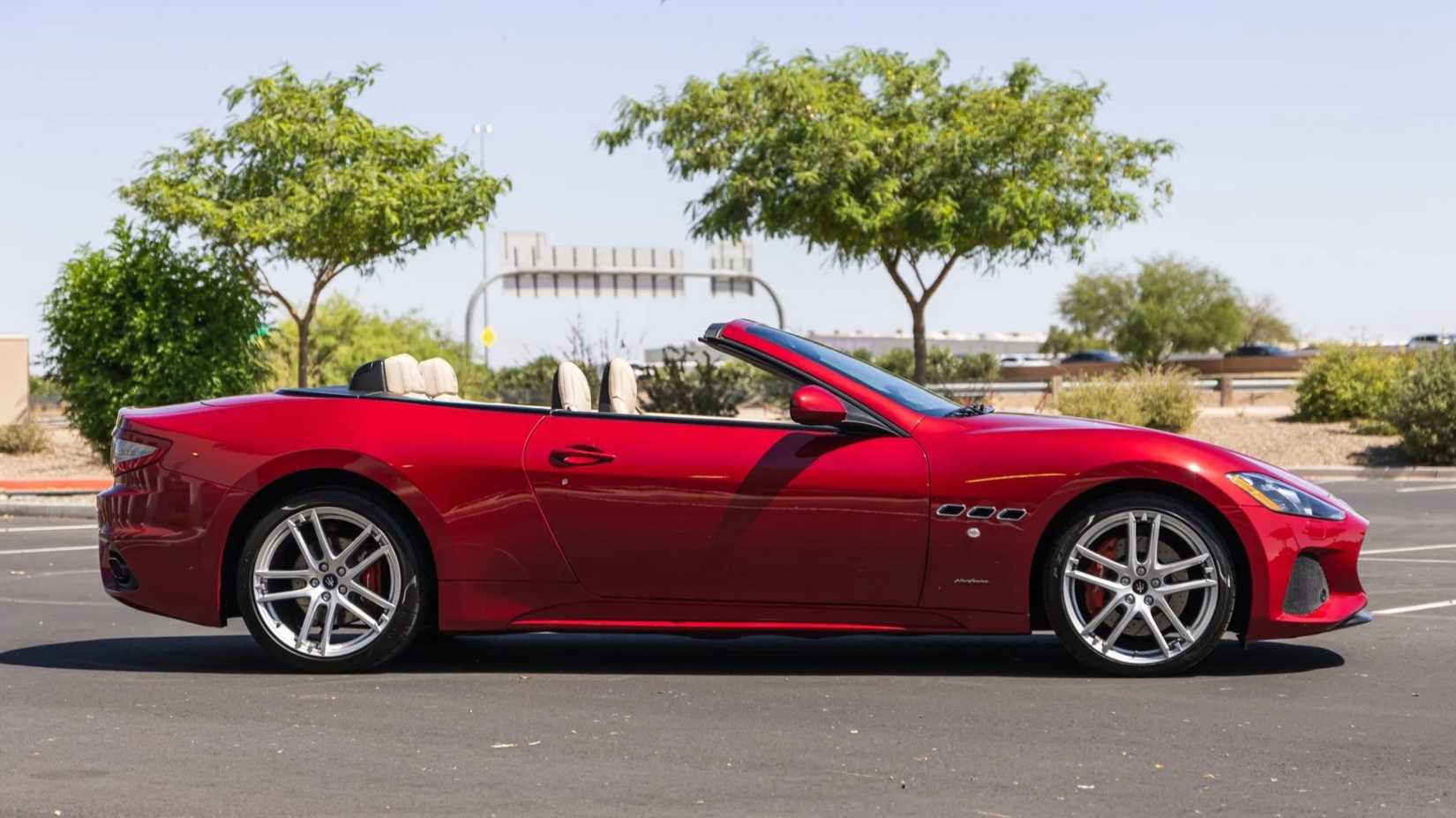 Tiro lateral do Maserati GranTurismo 2018 estacionado no estacionamento