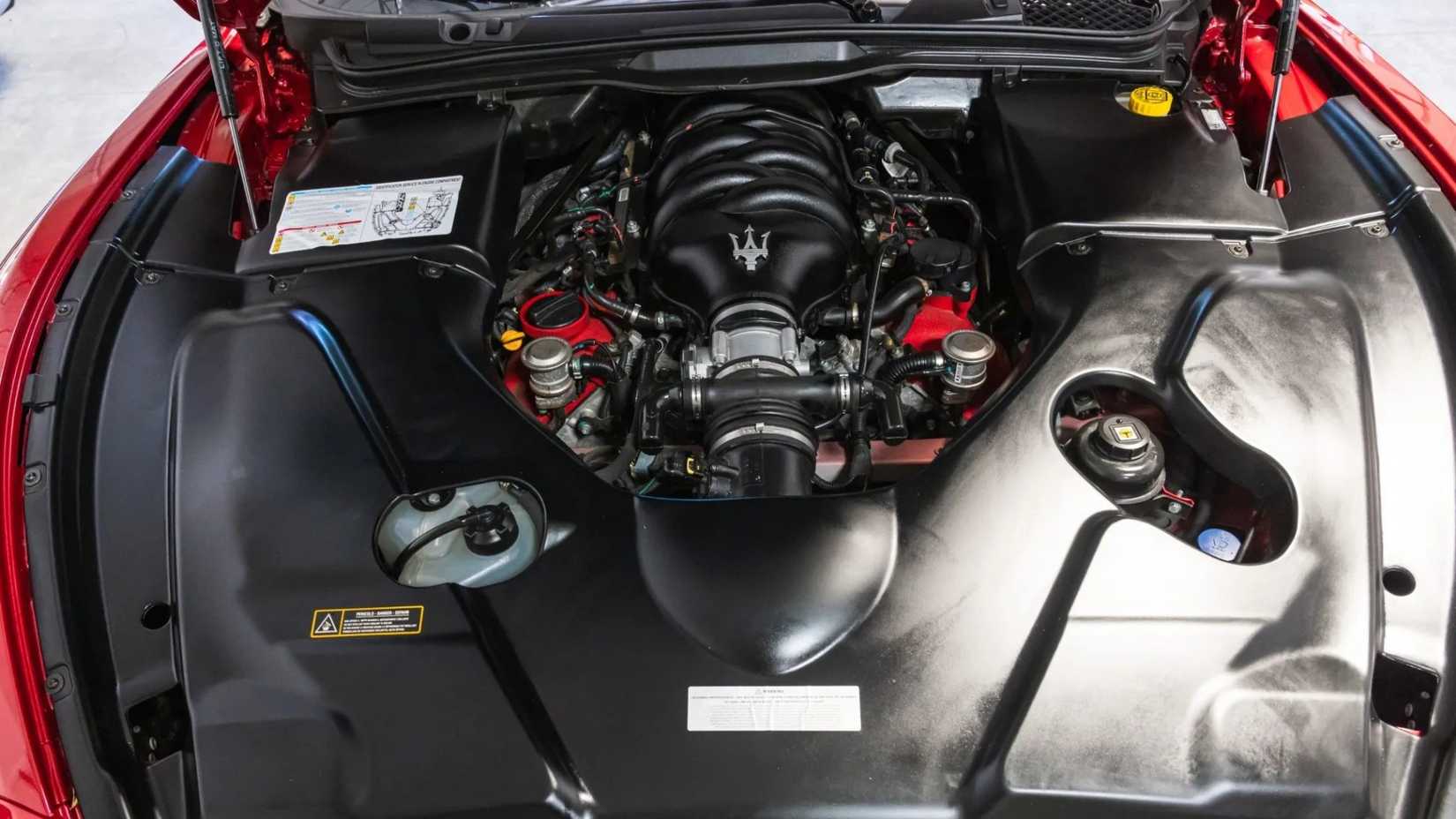 Close de um motor Maserati GranTurismo 2018