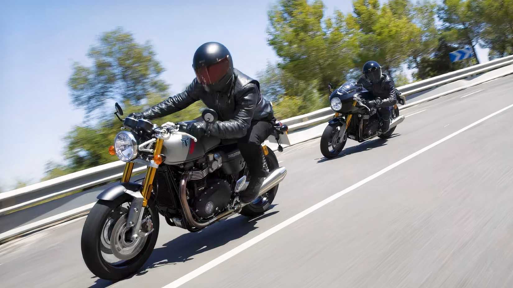 Triumph Thruxton 1200 andando em estradas sinuosas