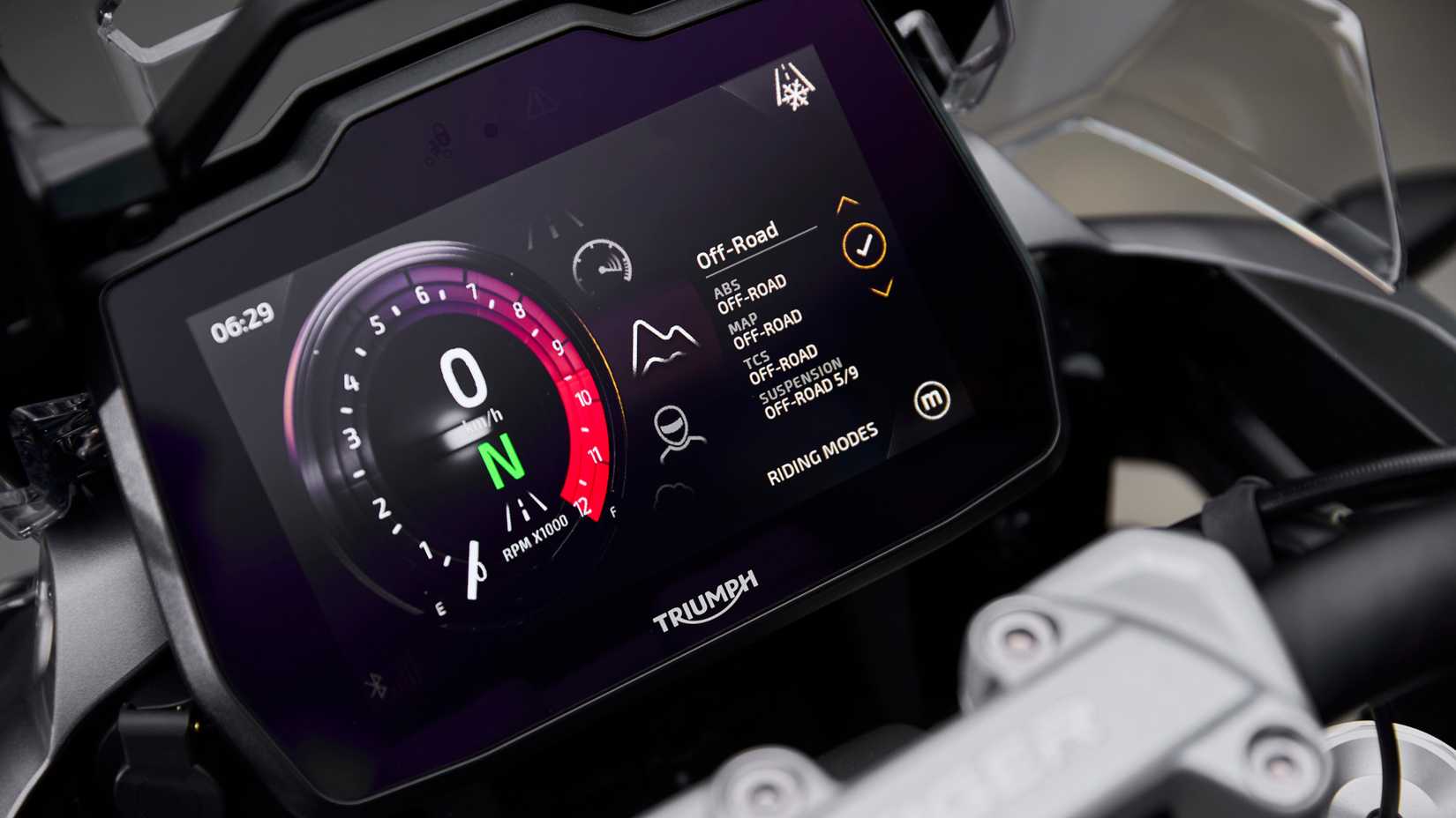 Close do painel de instrumentos de 7 polegadas da Triumph Tiger 1200 GT Explorer