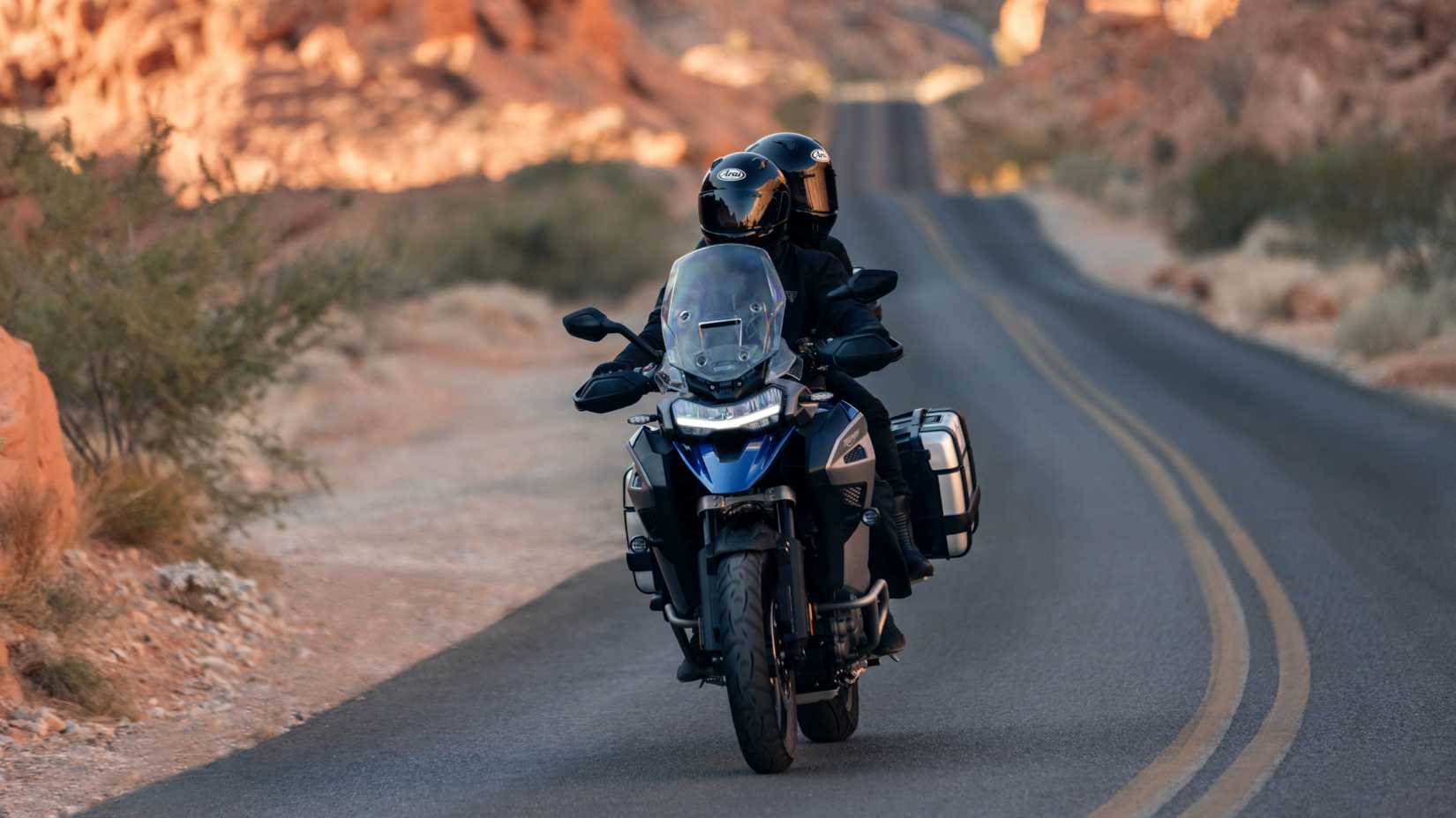 Foto em movimento de uma Triumph Tiger 1200 GT Explorer com dois para cima