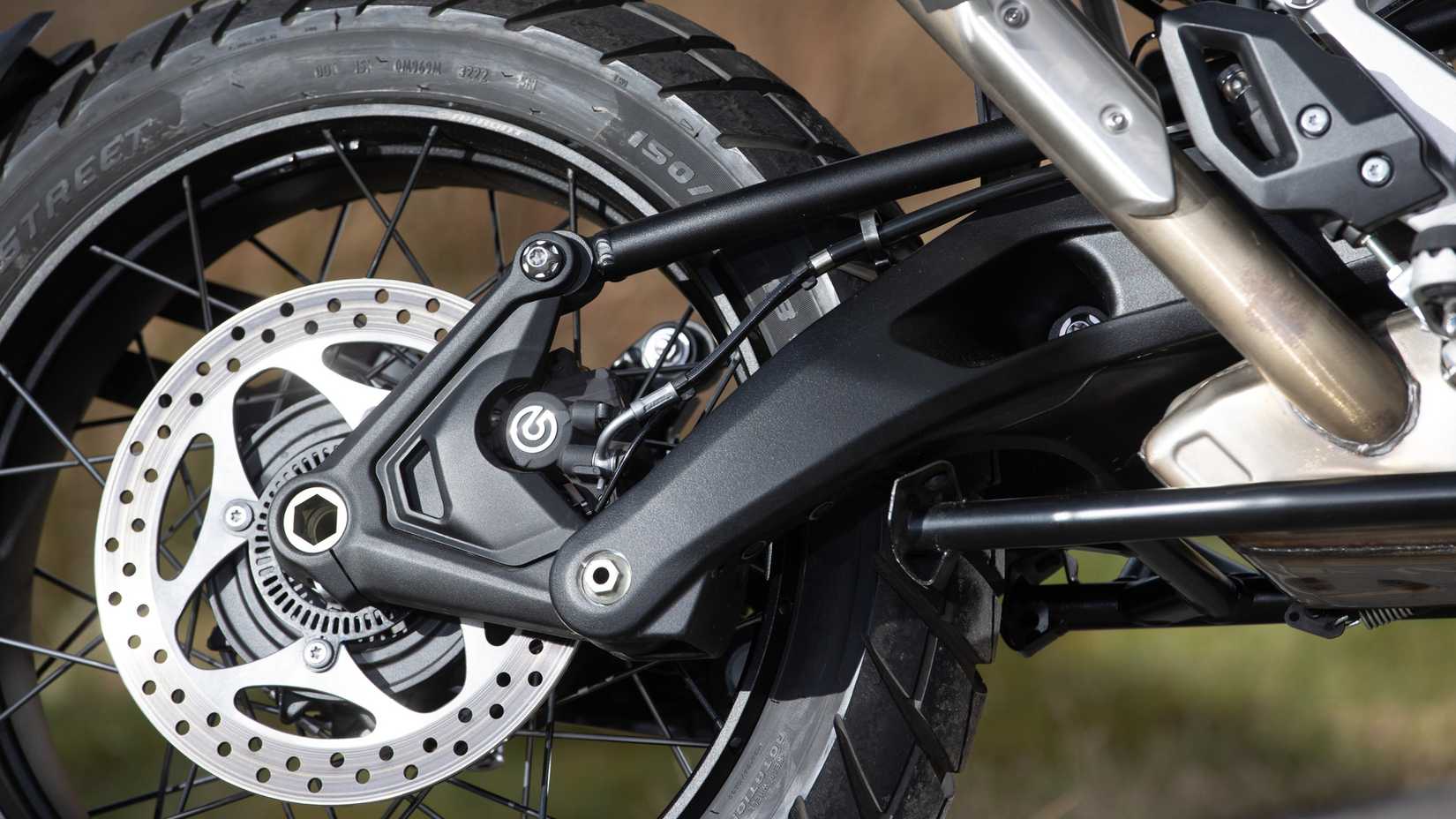 Um close dos swingers da Triumph Tiger 1200 Rally Pro