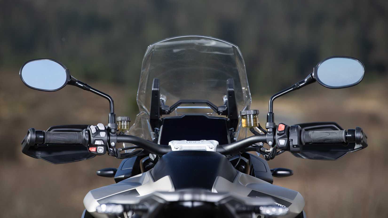 Um close da Triumph Tiger 1200 Rally Pro