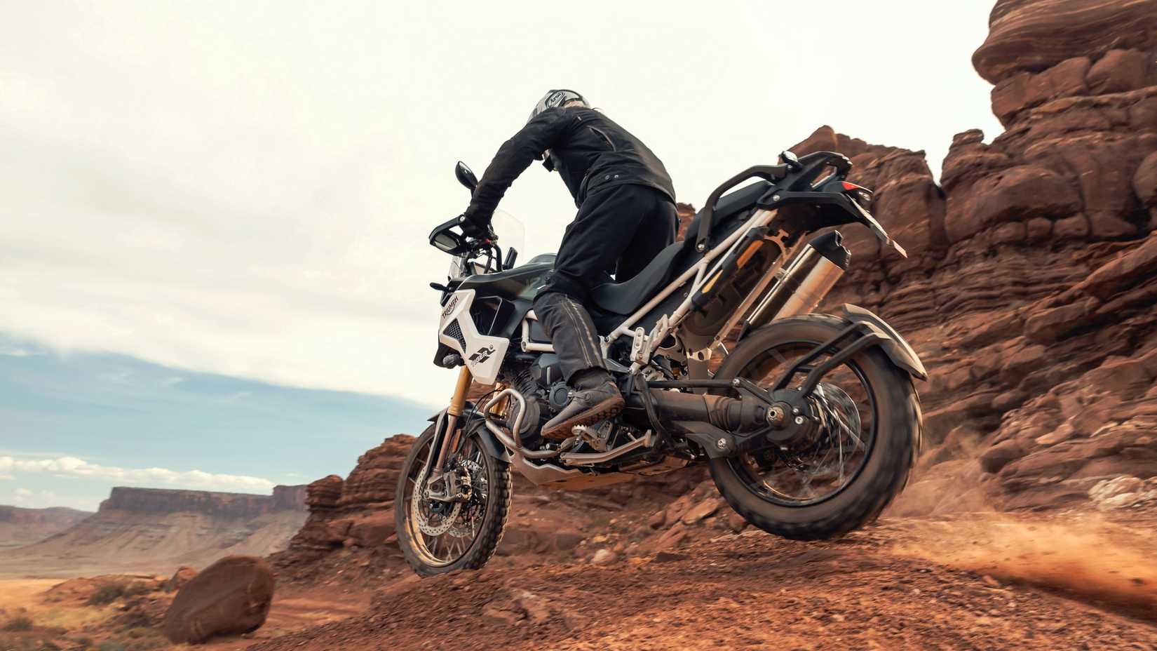 Uma foto de ação do off-road da Triumph Tiger 1200 Rally Pro