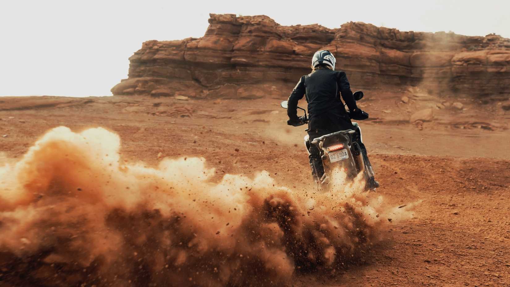 Uma foto de ação do off-road da Triumph Tiger 1200 Rally Pro