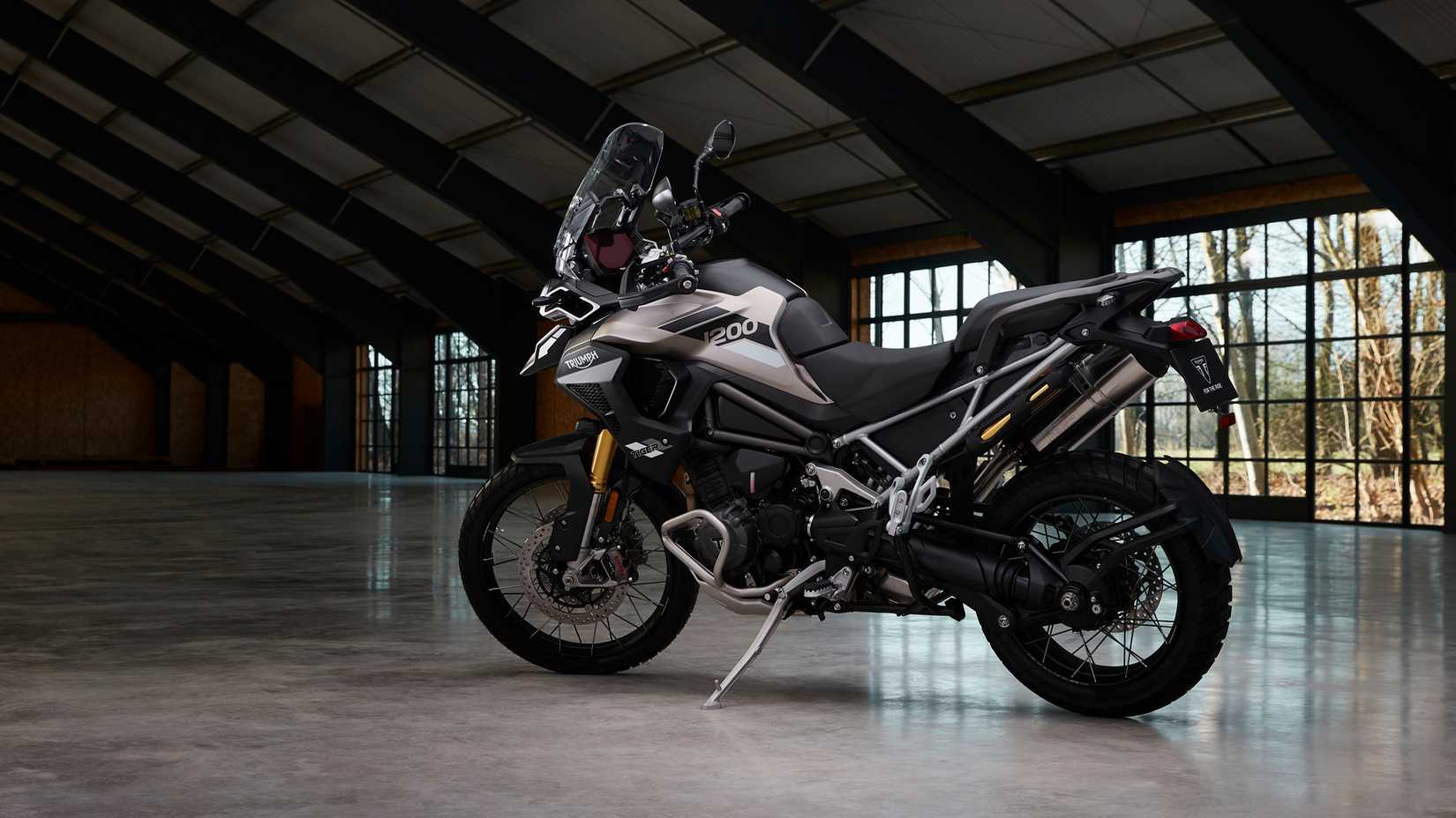 Triumph Tiger 1200 Rally Pro traseira 3/4 tiro
