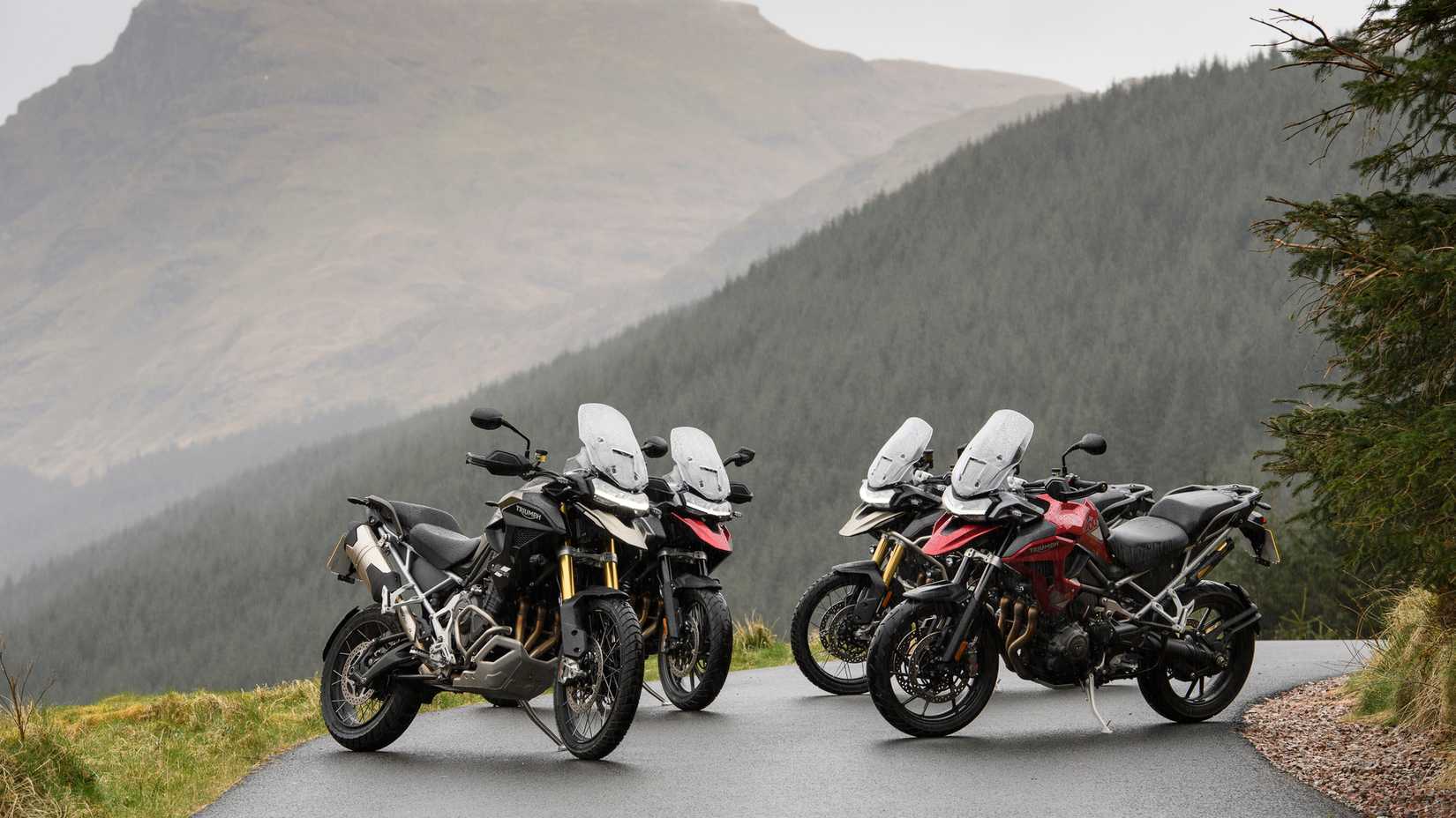 Linha Triumph Tiger 1200 estacionada em uma estrada de montanha 