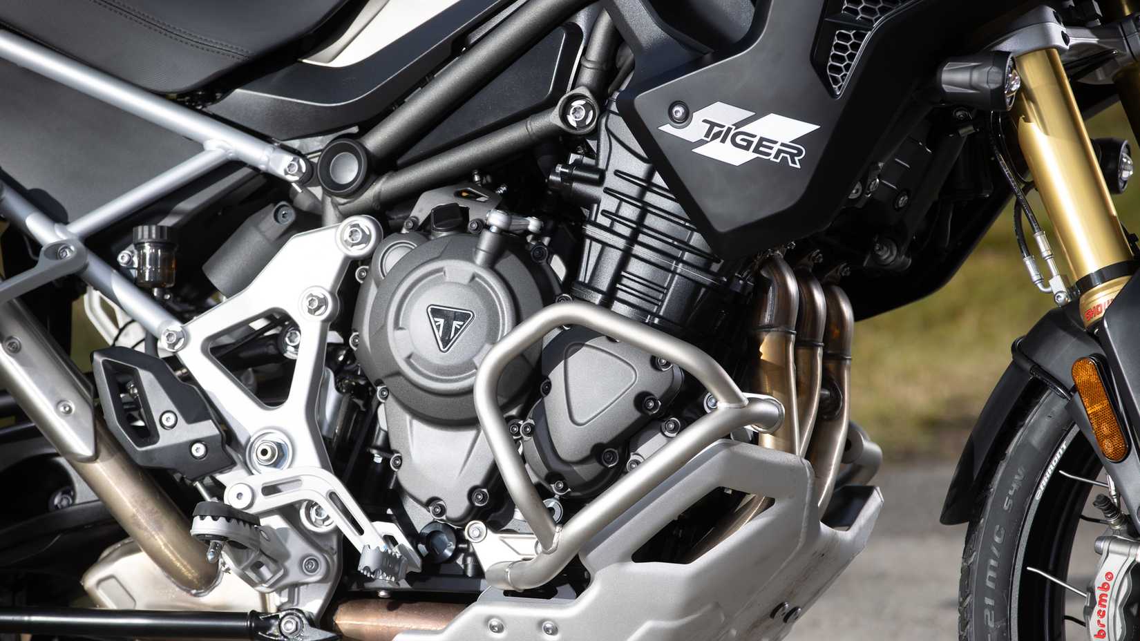 Um close do motor da Triumph Tiger 1200 Rally Pro
