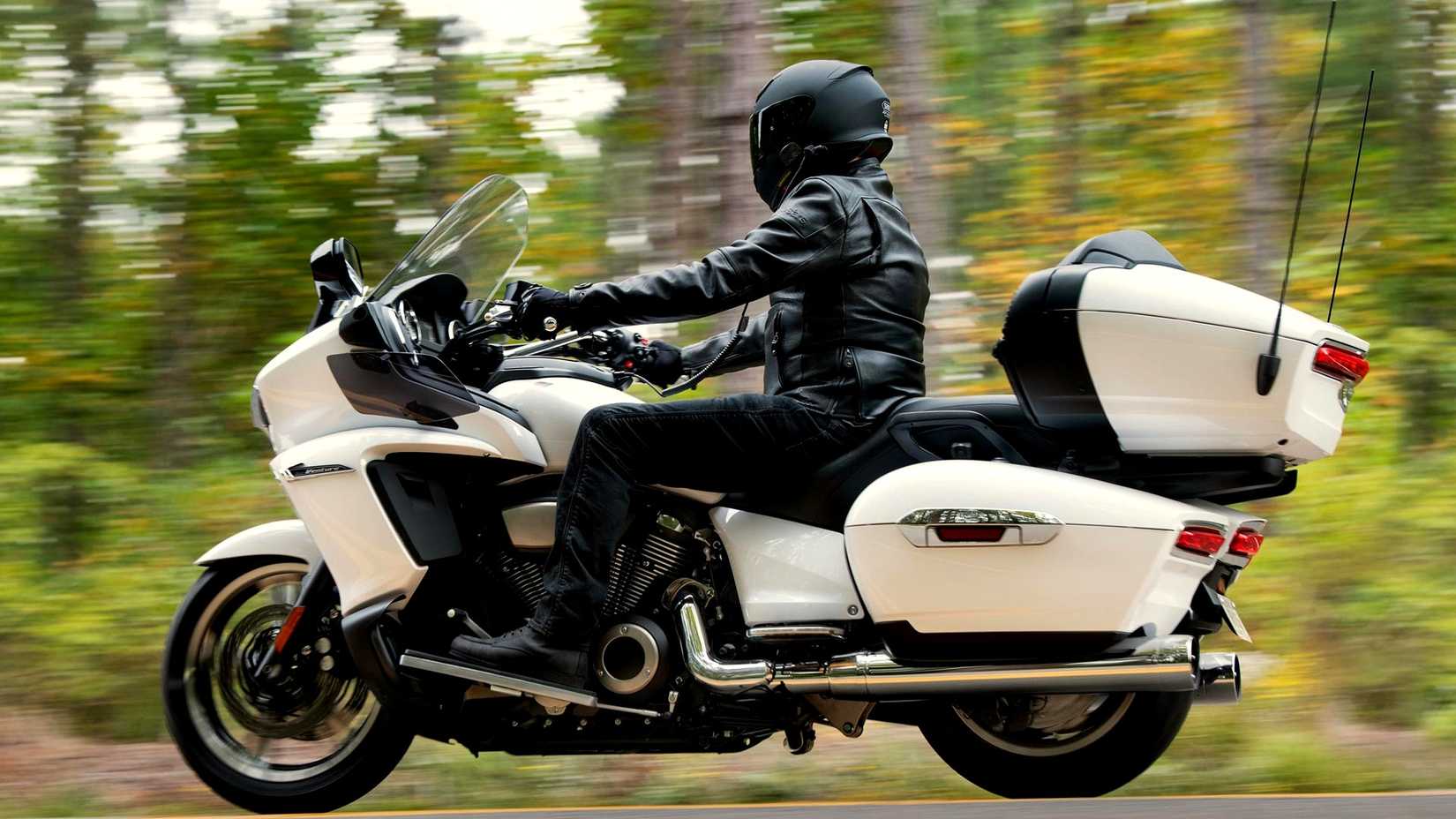 Branco 2020 Yamaha Star Venture andando na floresta com vista lateral