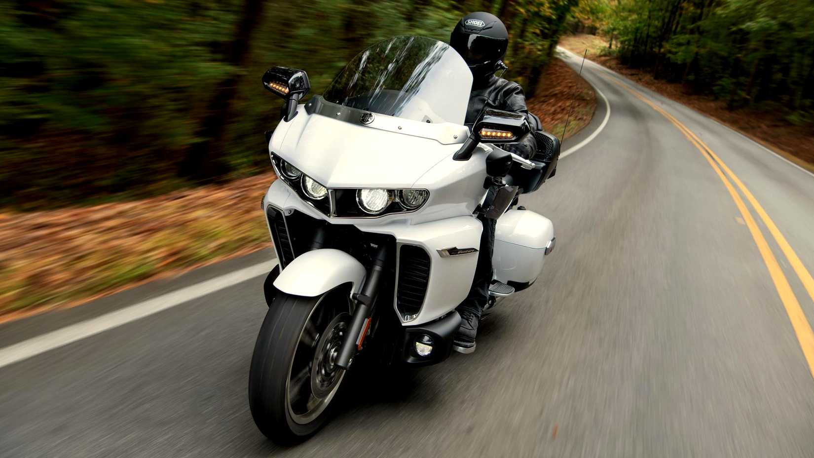 Branco 2020 Yamaha Star Venture andando nas montanhas