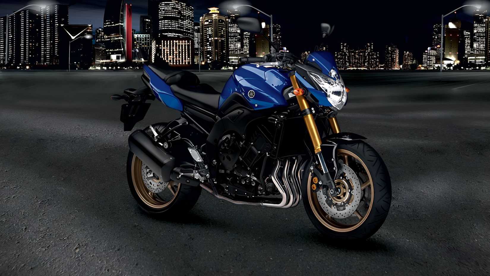 Blue Yamaha FZ8 estacionada à noite