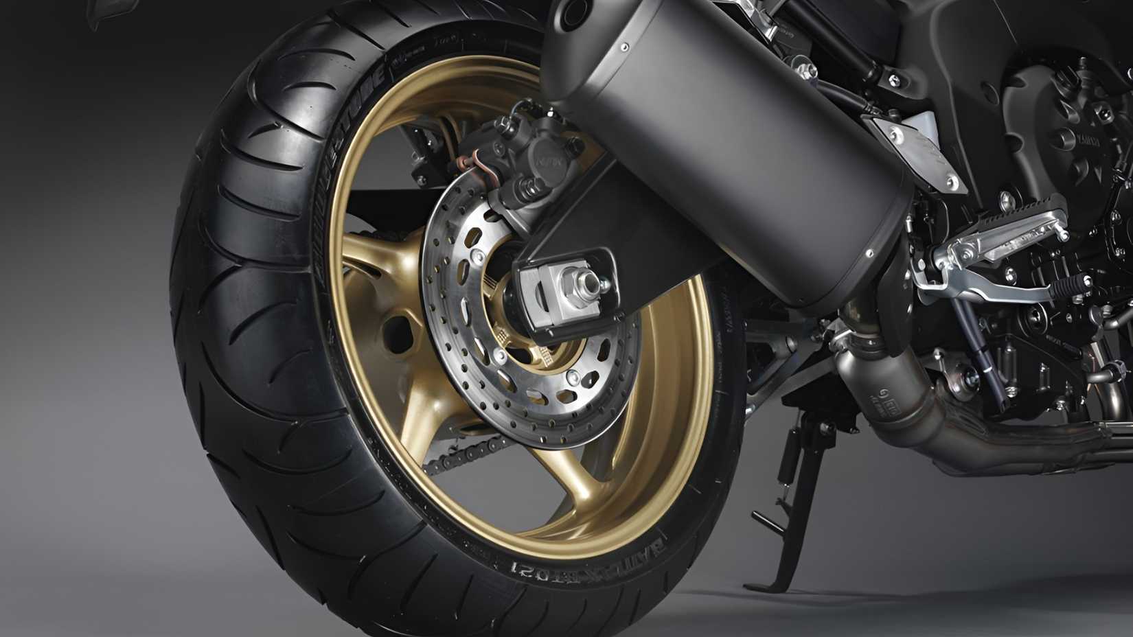 Close do design da roda traseira Yamaha FZ8