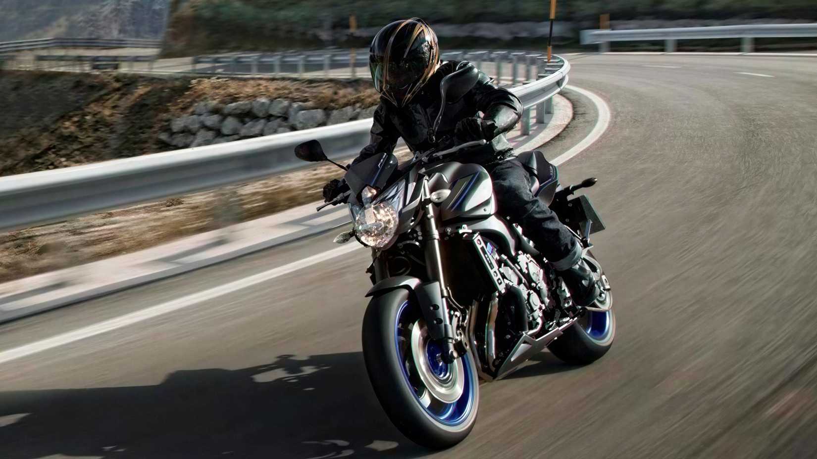 Yamaha FZ8 inclinada para uma foto cinematográfica frontal do terceiro quarto de canto