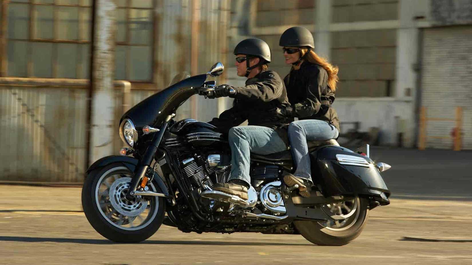 Uma foto de ação da Yamaha Stratoliner Deluxe