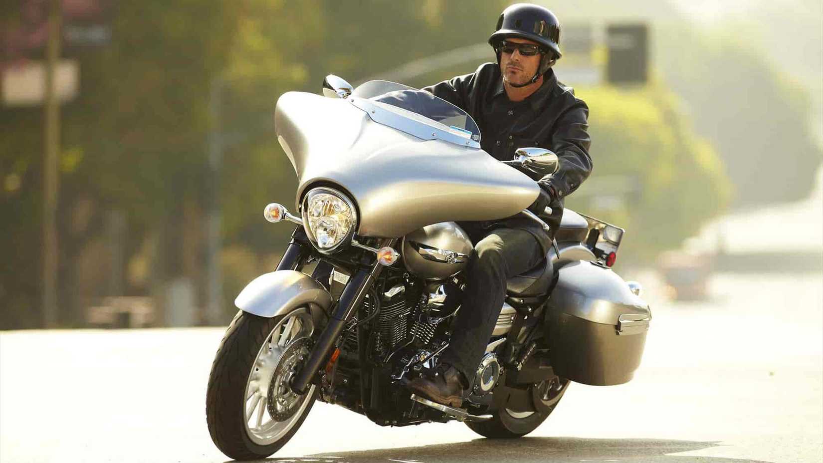 Uma foto de ação da Yamaha Stratoliner Deluxe