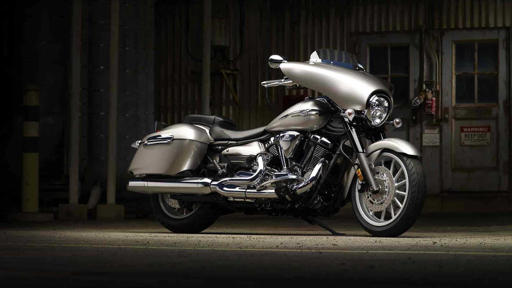 Uma Yamaha Stratoliner Deluxe em uma garagem