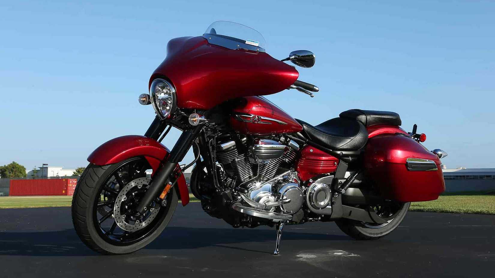 Uma foto lateral da Yamaha Stratoliner Deluxe