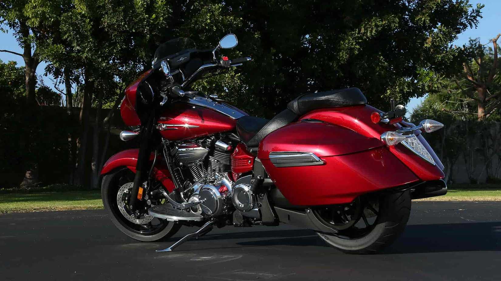 Uma vista lateral da Yamaha Stratoliner Deluxe
