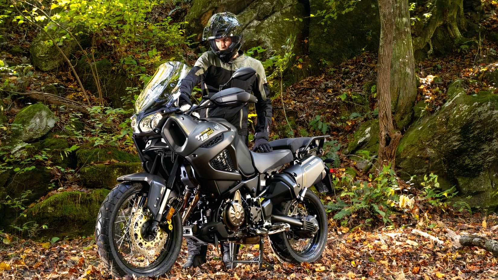 Yamaha Super Tenere 1200 estacionada fora de estrada
