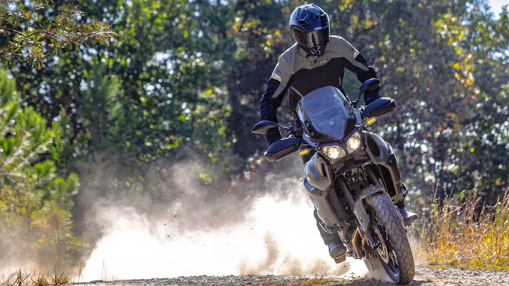 Yamaha Super Tenere 1200 fazendo uma curva off-road