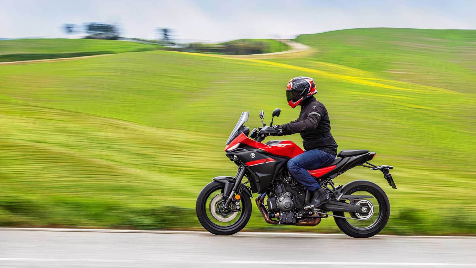 Foto de ação dinâmica do Yamaha Tracer 7