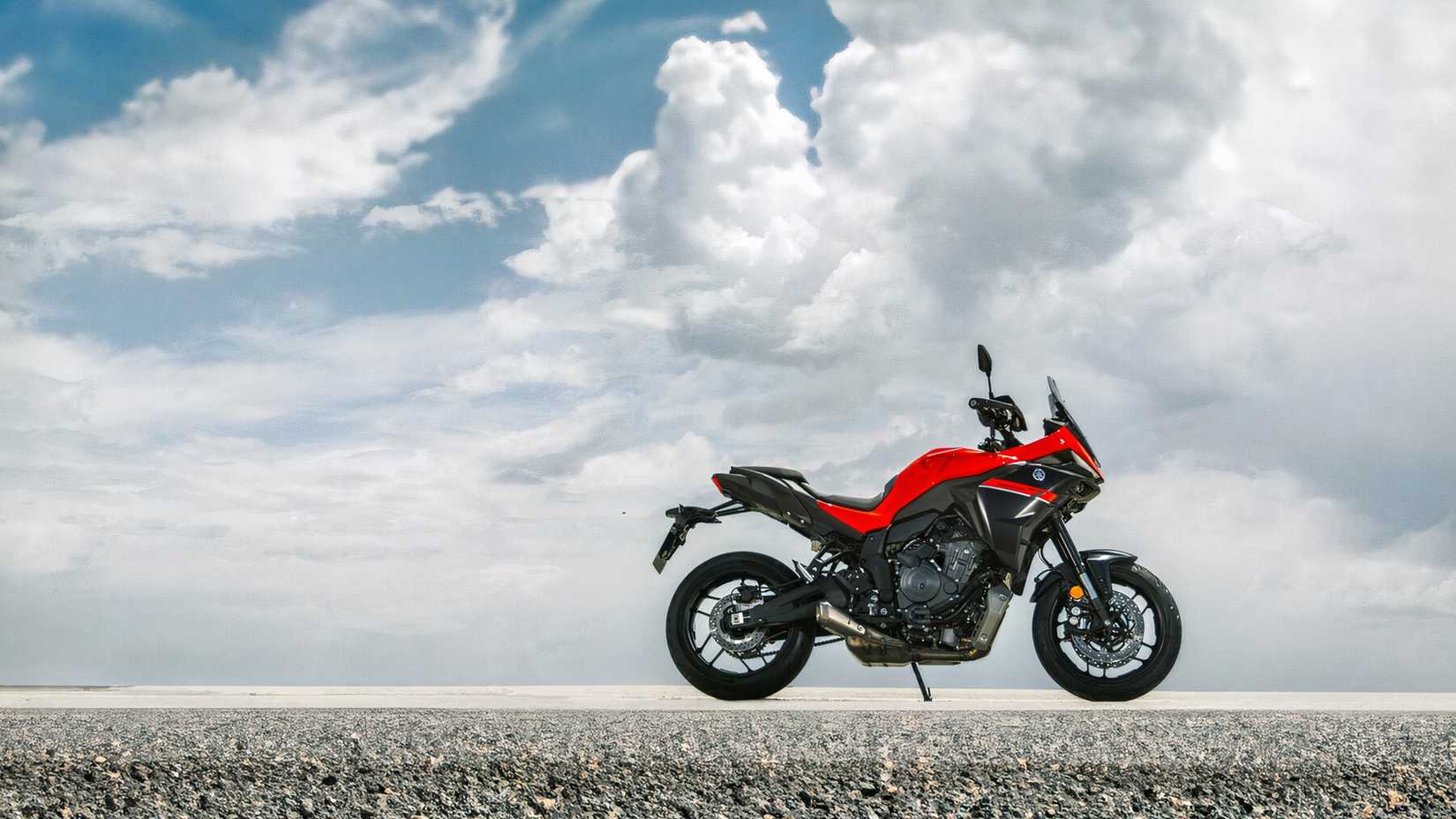 Yamaha Tracer 7 estacionada na beira da estrada